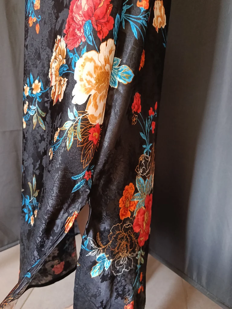 Lang satijnen jurk, zwart met print – photo 3